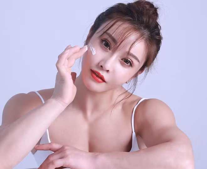 Gia đình cô nàng Yuan Herong vốn có truyền hống theo nghề y, được biết anh trai của cô đang điều hành một bệnh viện ở Sơn Đông (Trung Quốc).