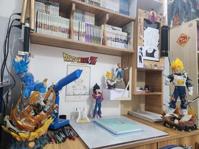 Căn phòng của 2 vợ chồng với 1 góc riêng để những mô hình, bức tranh là các nhân vật của bộ anime nổi tiếng