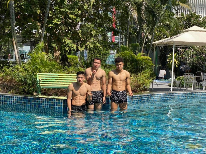 Nhóm "người mẫu" lại xuất hiện với màn "khoe thân" quen thuộc bên hồ bơi. Tiến Dụng, Tiến Dũng và Đức Chinh đều sở hữu body 6 múi. Như thế này bảo sao mà hội fan nữ cứ chết mê chết mệt.