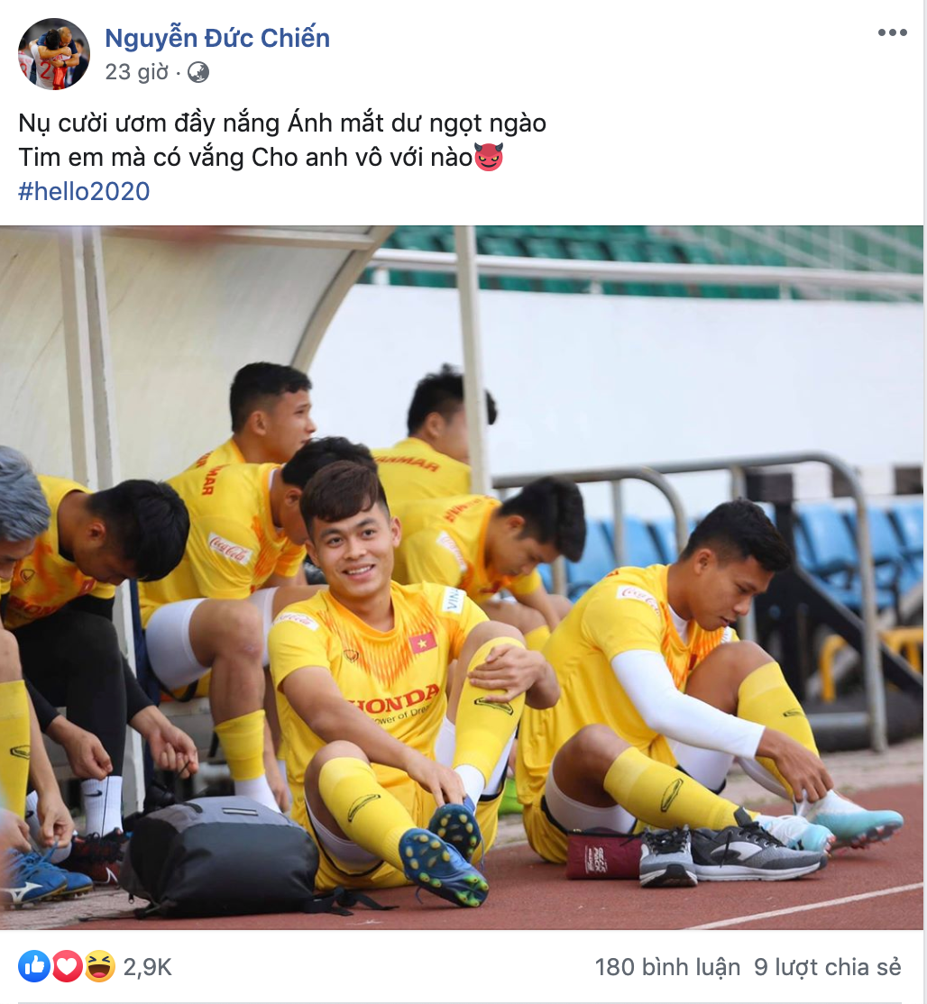 Trong khi các đồng đội check-in ăn chơi, thăm thú vui vẻ thì Đức Chiến vẫn quen thói "thả thính". Cầu thủ sinh năm 1998 viết trên Facebook: "Nụ cười ươm đầy nắng, ánh mắt dư ngọt ngào. Tim em mà có vắng, cho anh vô với nào". Văn thơ lai láng thế này mà tán ai không đổ mới lạ.