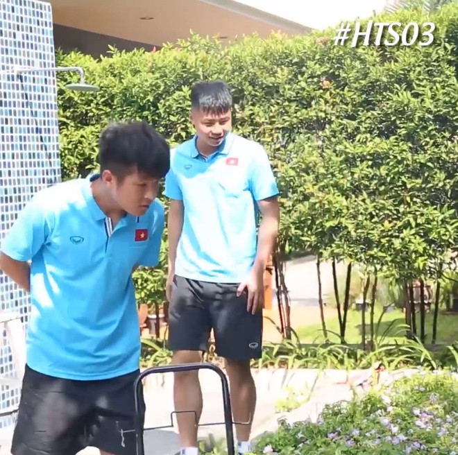 "Sáng nay đi lung tung ở khách sạn cùng Toản bánh bao và #TruongQuy tại Thái Lan thấy cũng khỏe người mọi người ạ" - Cầu thủ quê Quảng Nam chia sẻ. Hiện tại, Tấn Sinh đang được đánh giá là gương mặt visual của đội tuyển U23 Việt Nam vì sở hữu nhan sắc cực phẩm nhưng rất ít khi cười.