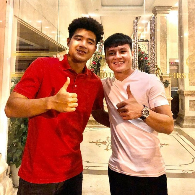 Quang Hải, Đức Chinh chụp ảnh tại khách sạn nơi ban huấn luyện và các cầu thủ lưu trú tại Bangkok, Thái Lan. Cầu thủ CLB Hà Nội chia sẻ: "Bắt đầu năm mới bằng những điều tích cực nhất". Thời gian gần đây, liên tục dính phải những rùm beng tình ái với các hot girl thế nhưng Hải "Con" vẫn cho biết anh muốn tập trung vào sự nghiệp sân cỏ.