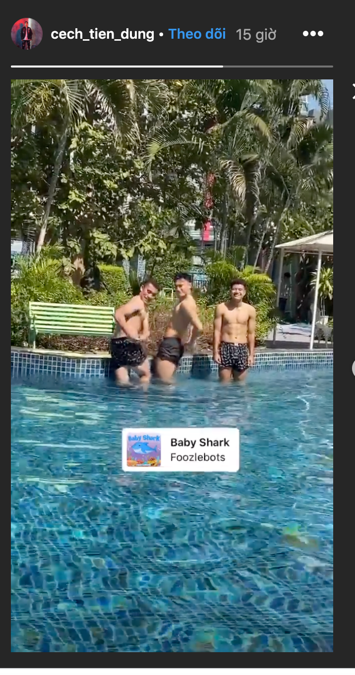 Thế nhưng cả nhóm lại chẳng thể nghiêm túc được lâu khi liên tục làm trò, tạo dáng hài hước. Mặc kệ anh em Tiến Dũng - Tiến Dụng muốn làm gì thì làm, Đức Chinh vẫn chung thuỷ với một dáng đứng siêu ngố tàu.