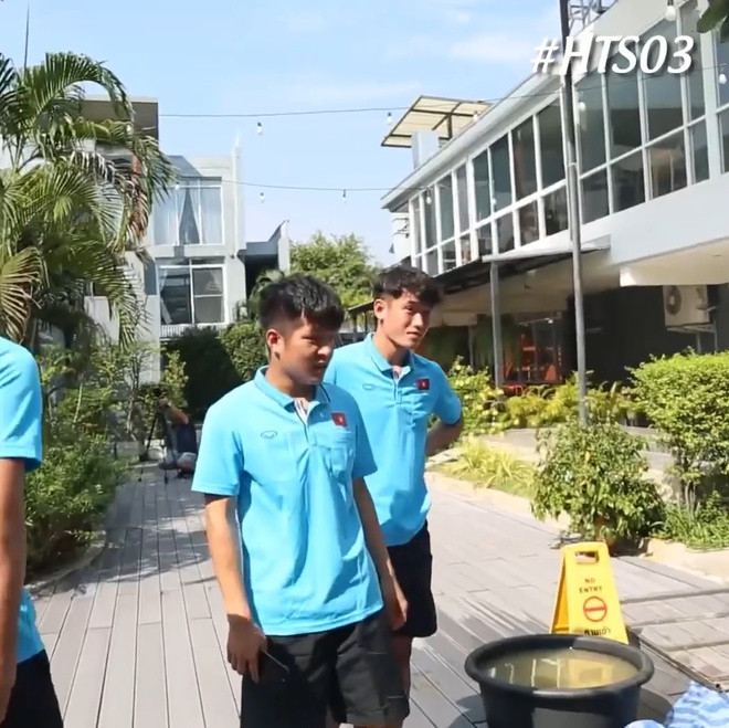 Vừa tới Thái Lan, các cầu thủ U23 Việt Nam đã hào hứng check-in, đăng tải clip vui chơi cực lầy tại khác sạn. Trên trang cá nhân, Huỳnh Tấn Sinh chia sẻ anh cùng Văn Toản, Thái Quý đã kịp khám phá xung quanh.