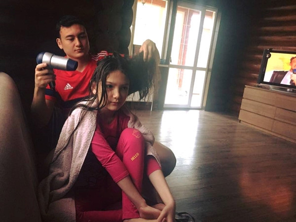 Đặng Văn Lâm có mối quan hệ cực kỳ thân thiết với em gái. Mỗi khi có thời gian về thăm gia đình, anh không quên chăm sóc, nâng niu cô "công chúa út" của gia đình.