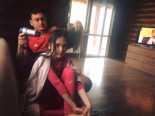 Đặng Văn Lâm có mối quan hệ cực kỳ thân thiết với em gái. Mỗi khi có thời gian về thăm gia đình, anh không quên chăm sóc, nâng niu cô "công chúa út" của gia đình.