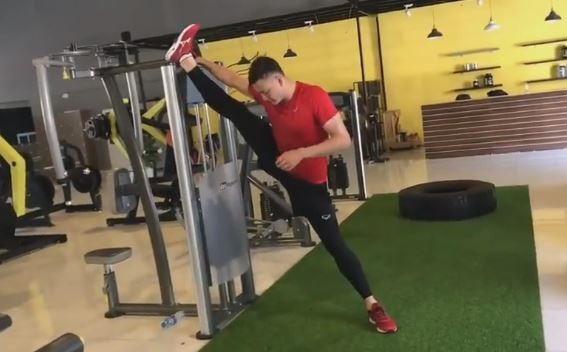 Trước đó, Đặng Văn Lâm nhiều lần khoe cơ thể dẻo dai trên sân cỏ. Việc thường xuyên luyện tập các cơ giúp "Gấu Nga" khá nhiều trong những pha cứu bóng đẳng cấp.