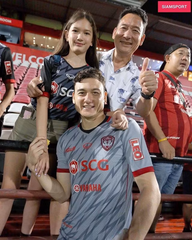 Tháng 8 vừa qua, Thanh Giang và bố đã có mặt trên khán đài để theo dõi Đặng Văn Lâm thi đấu trong màu áo của CLB Muangthong United. Những khoảnh khắc cô bé cồ vũ anh trai được tờ Siam Sport chụp lại thu hút sự quan tâm của người hâm mộ Thái.