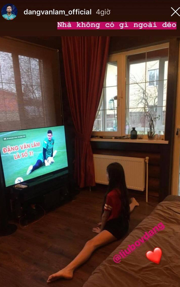 Mới đây, trên Instagram cá nhân, thủ môn Đặng Văn Lâm chia sẻ khoảnh khắc em gái xoạc chân giống hệt hình ảnh anh trai trên màn hình TV cùng với dòng trạng thái: "Nhà không có gì ngoài dẻo".