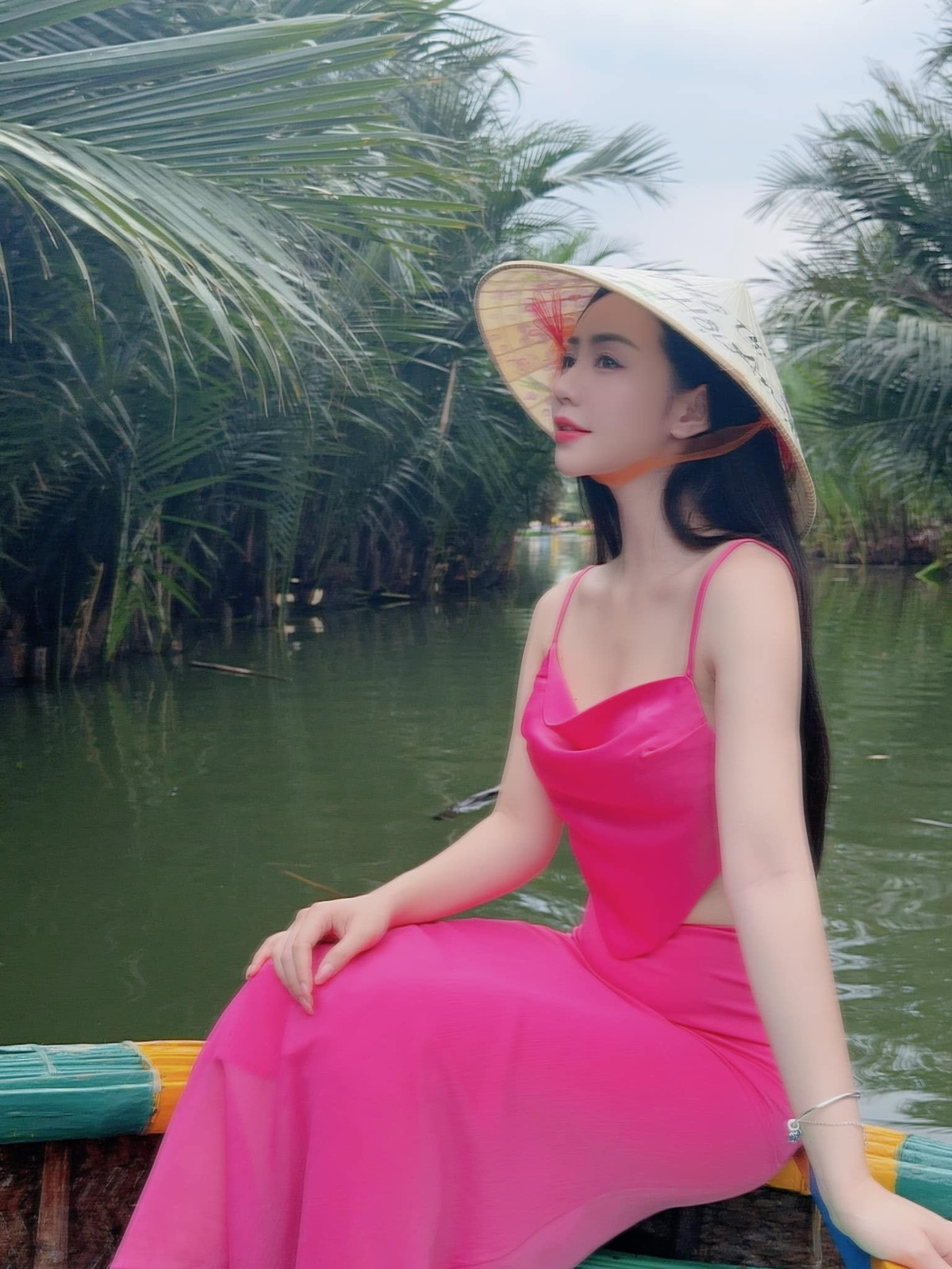 Mới đây trên trang cá nhân, Quỳnh Kool chia sẻ bộ ảnh đời thường cực đẹp, kèm theo đó là dòng chú thích: “Chào anh, em là, em là cô gái miền Trung, mới lên thành phố được có mấy ngày”. Trong ảnh, nữ diễn viên diện váy hai dây màu hồng cánh sen, với phần cổ trễ nải khoe gò bồng đảo quyến rũ.