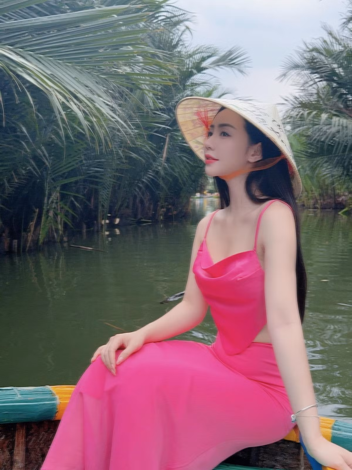 Mới đây trên trang cá nhân, Quỳnh Kool chia sẻ bộ ảnh đời thường cực đẹp, kèm theo đó là dòng chú thích: “Chào anh, em là, em là cô gái miền Trung, mới lên thành phố được có mấy ngày”. Trong ảnh, nữ diễn viên diện váy hai dây màu hồng cánh sen, với phần cổ trễ nải khoe gò bồng đảo quyến rũ.