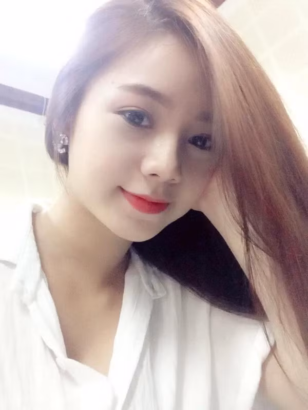 Quỳnh sở hữu nhan sắc xinh đẹp, trong sáng, có phần tinh nghịch.