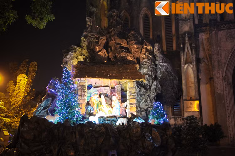 Quảng trường Nhà Thờ Lớn - Hà Nội là một địa điểm không thể không nhắc đến. Nơi đây luôn được trang trí công phu mỗi dịp Giáng sinh.
