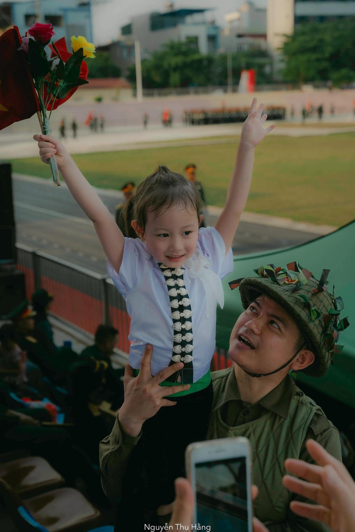 Sắp tới ngày kỷ niệm 70 năm Chiến thắng Điện Biên Phủ, cả nước đang hướng vể Điện Biên với tất cả sự tự hào.Lễ kỷ niệm, diễu binh, diễu hành sẽ được tổ chức tại Sân vận động tỉnh Điện Biên. Hiện tại, toàn lực lượng Không quân, diễu binh, diễu hành, xếp hình, xếp chữ, Pháo lễ... đang gấp rút luyện tập, chuẩn bị tốt nhất cho màn trình diễn cực kỳ lớn này.