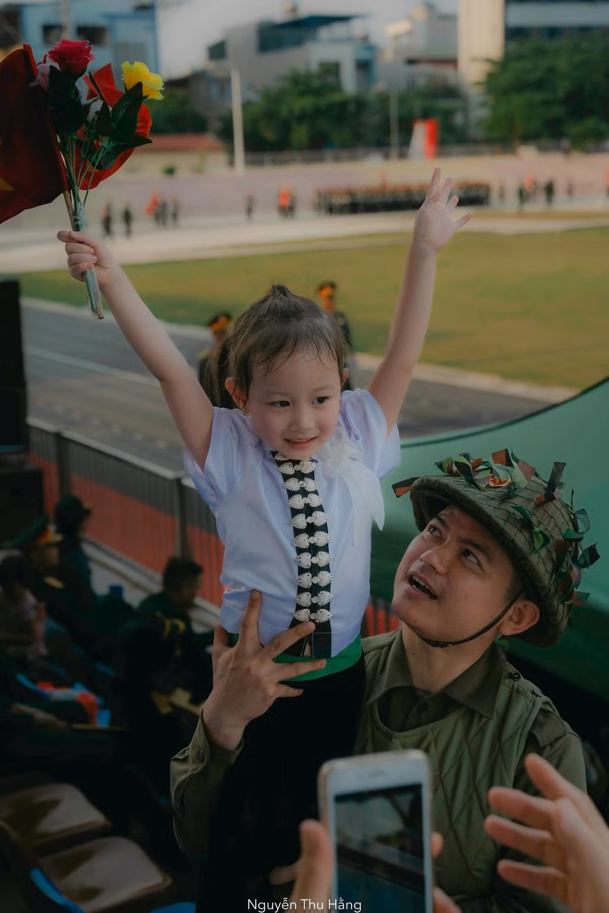 Sắp tới ngày kỷ niệm 70 năm Chiến thắng Điện Biên Phủ, cả nước đang hướng vể Điện Biên với tất cả sự tự hào.Lễ kỷ niệm, diễu binh, diễu hành sẽ được tổ chức tại Sân vận động tỉnh Điện Biên. Hiện tại, toàn lực lượng Không quân, diễu binh, diễu hành, xếp hình, xếp chữ, Pháo lễ... đang gấp rút luyện tập, chuẩn bị tốt nhất cho màn trình diễn cực kỳ lớn này.