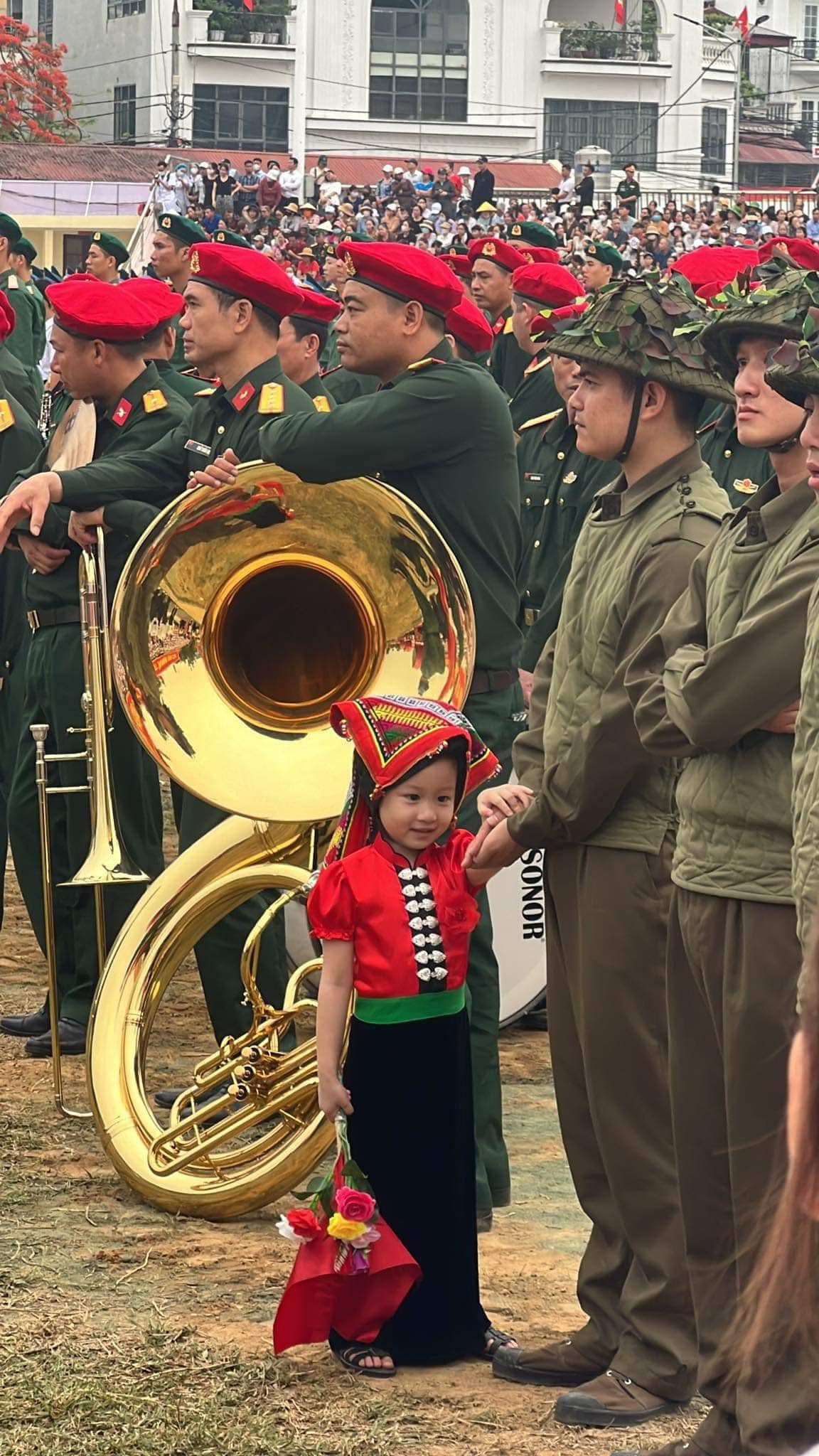 Cô bé có cái tên rất dễ thương Trần Vy Trâm, 4 tuổi, biệt danh Bánh Mì, bố là người Kinh và mẹ là người Thái. Để tạo hình được đẹp và giống như bức tượng đài chiến thắng, bé Trâm và 3 chú bộ đội phải chồng hình trèo lên cao, dù phải làm đi làm lại nhiều lần nhưng cô bé vẫn luôn giữ năng lượng.