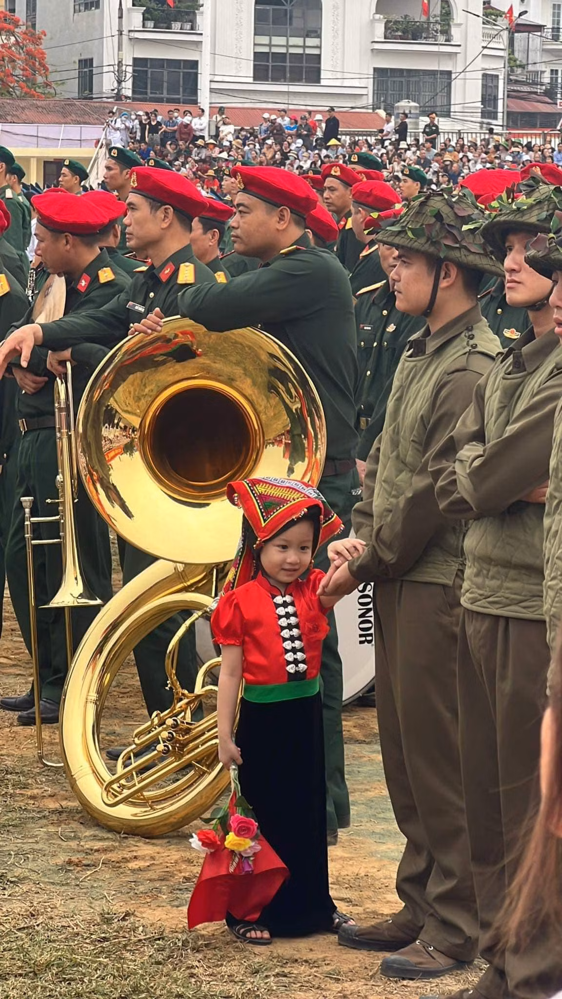 Cô bé có cái tên rất dễ thương Trần Vy Trâm, 4 tuổi, biệt danh Bánh Mì, bố là người Kinh và mẹ là người Thái. Để tạo hình được đẹp và giống như bức tượng đài chiến thắng, bé Trâm và 3 chú bộ đội phải chồng hình trèo lên cao, dù phải làm đi làm lại nhiều lần nhưng cô bé vẫn luôn giữ năng lượng.