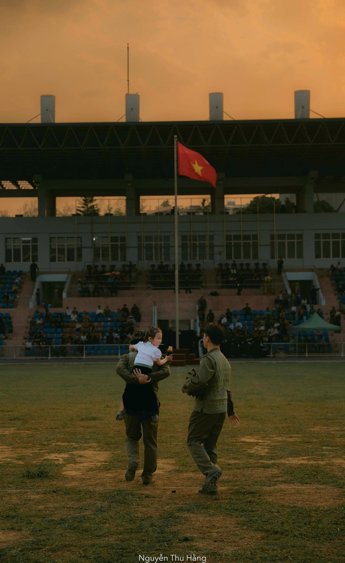 Dẫu cho thời tiết vô cùng nắng nóng khiến cho nhiều người lớn phải khó chịu nhưng em bé luôn nở nụ cười trên môi dù trong bất kì tình huống nào, ngoan ngoãn tập luyện. Hình ảnh cô bé khiến nhiều người đều mong muốn "xin vía có một cô con gái như vậy".
