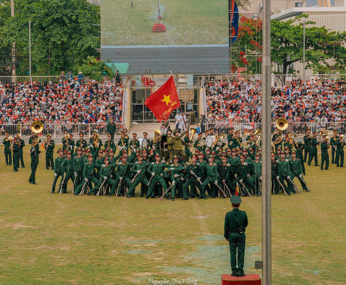 Hiện cô bé với những biểu cảm đáng yêu đang được viral khắp cõi mạng, ai cũng hy vọng con sẽ biểu diễn thật tốt trong ngày 7/5 tới đây.