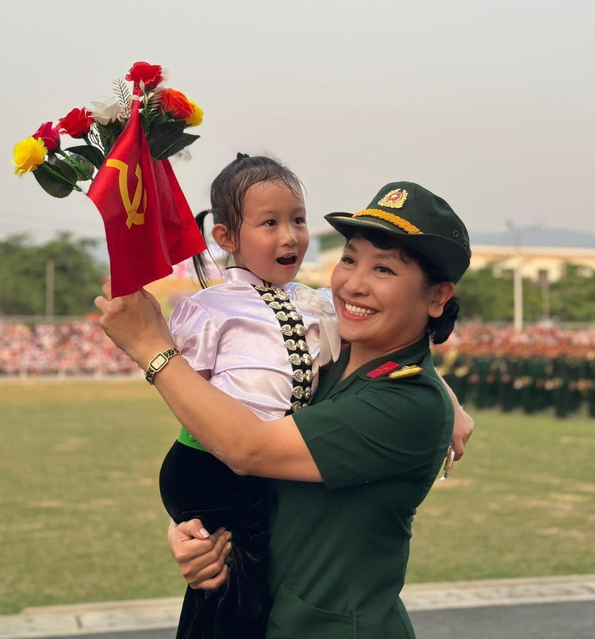 Mạng xã hội những ngày vừa qua đang lan truyền những hình ảnh đẹp của các buổi luyện tập cho lễ diễu binh. Hình ảnh một em bé Điện Biên xinh xắn, đáng yêu hào hứng tham gia trong các buổi tập luyện đã khiến nhiều người không khỏi xao xuyến.