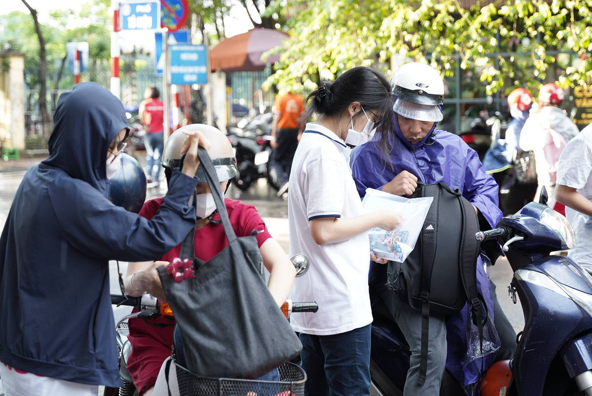 Ông bố đang giúp con kiểm tra lại các loại giấy tờ cần thiết.