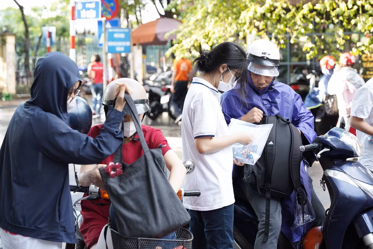 Ông bố đang giúp con kiểm tra lại các loại giấy tờ cần thiết.