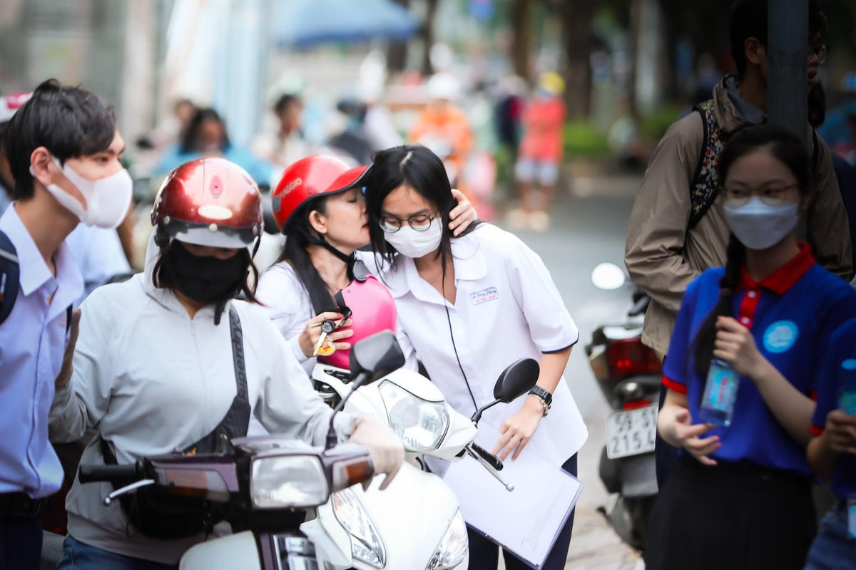 Các vị phụ huynh tranh thủ trao cho con nguồn động viên trước khi vào phòng thi.