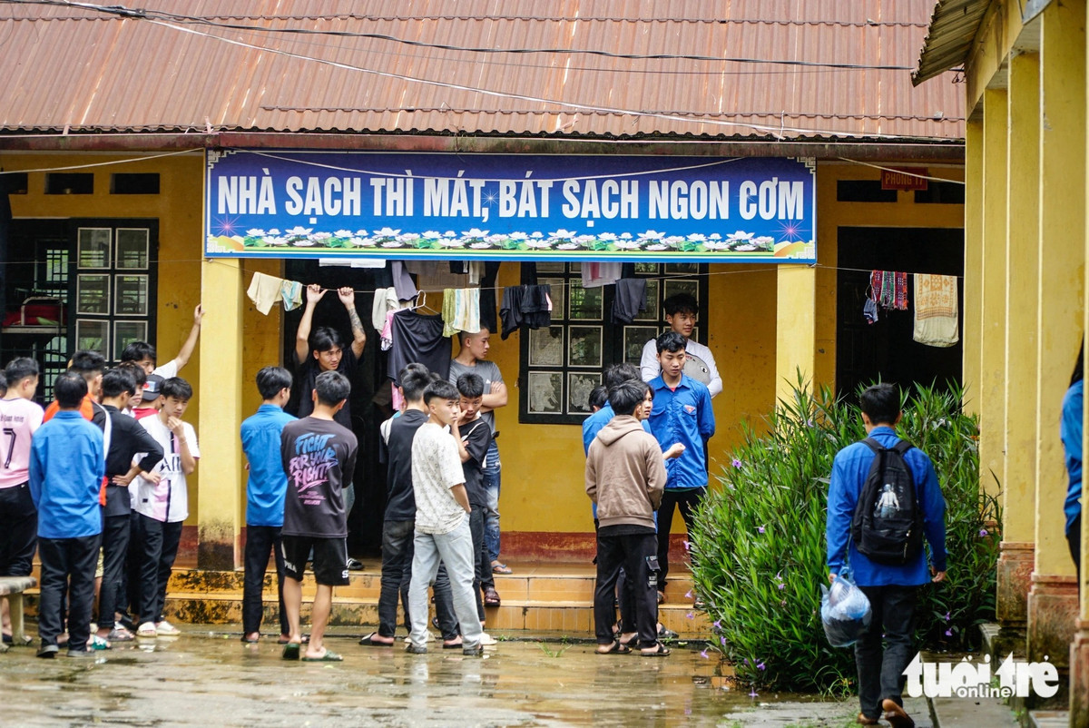 Trong khu bán trú, không khí lại càng nhộn nhịp hơn, bạn nào cũng hối hả thu dọn các món đồ cần thiết để đến nơi ở tập trung..