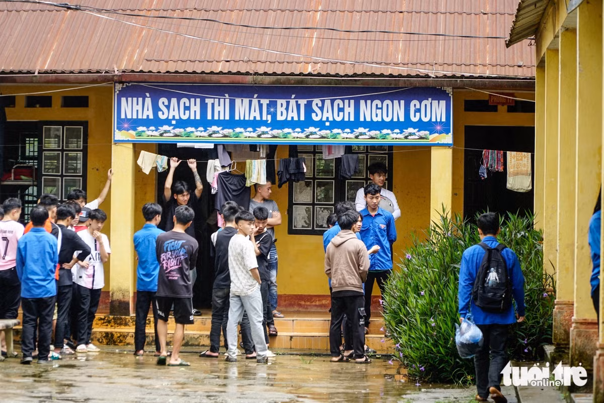 Trong khu bán trú, không khí lại càng nhộn nhịp hơn, bạn nào cũng hối hả thu dọn các món đồ cần thiết để đến nơi ở tập trung..