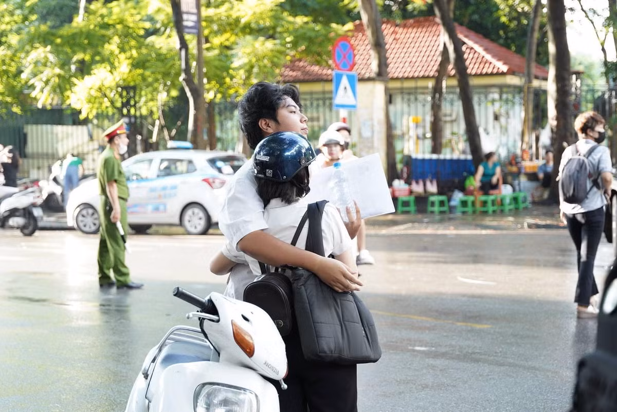 Cái ôm ngắn nhưng là nguồn động viên tinh thần to lớn.