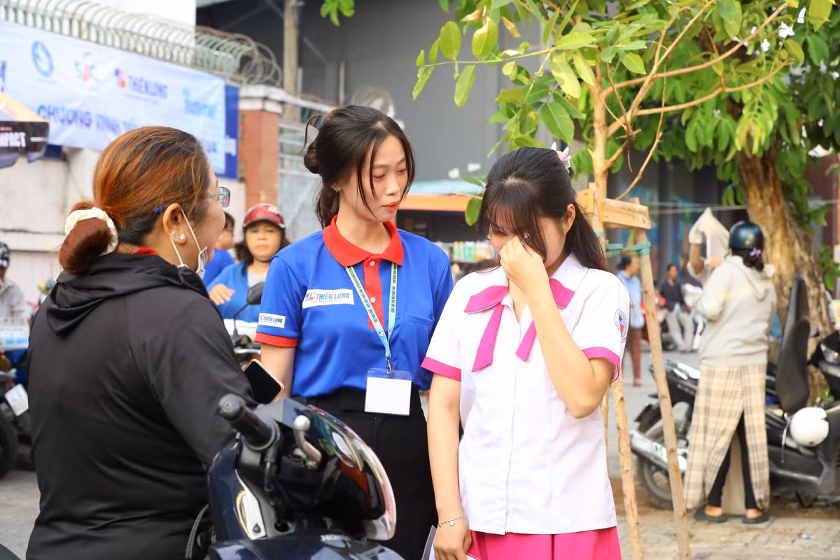 Giấu đi sự lo lắng, hồi hộp, người mẹ cùng nữ tình nguyện viên nhắn nhủ con trai bình tĩnh, tự tin để hoàn thành tốt bài thi theo khả năng của mình.