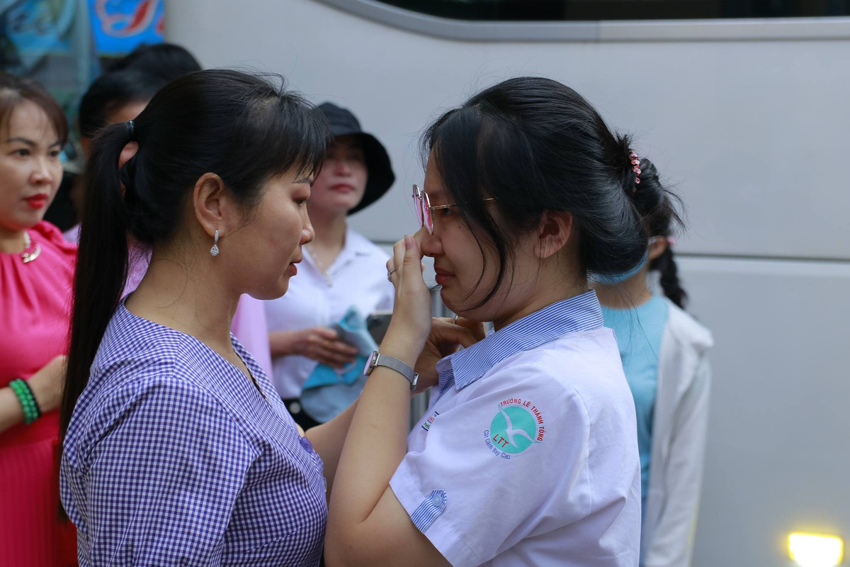 Các em học sinh 2006 lo lắng trước kì thi bao nhiêu, bố mẹ cũng lo lắng bấy nhiêu.