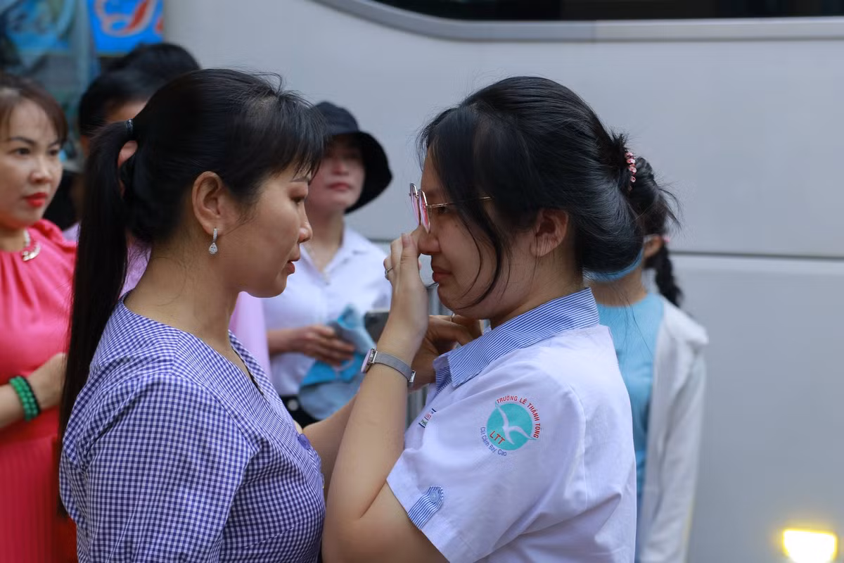 Các em học sinh 2006 lo lắng trước kì thi bao nhiêu, bố mẹ cũng lo lắng bấy nhiêu.