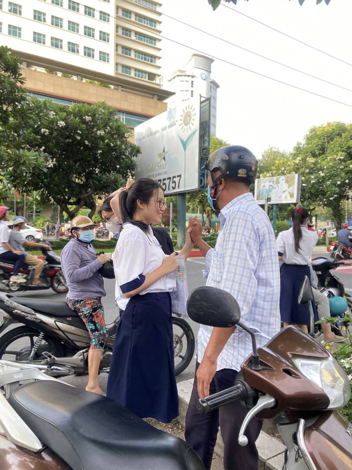 Cái nắm tay cổ vũ tinh thần.