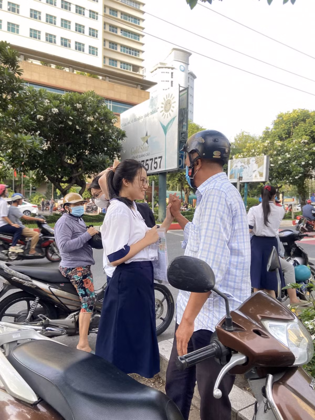 Cái nắm tay cổ vũ tinh thần.