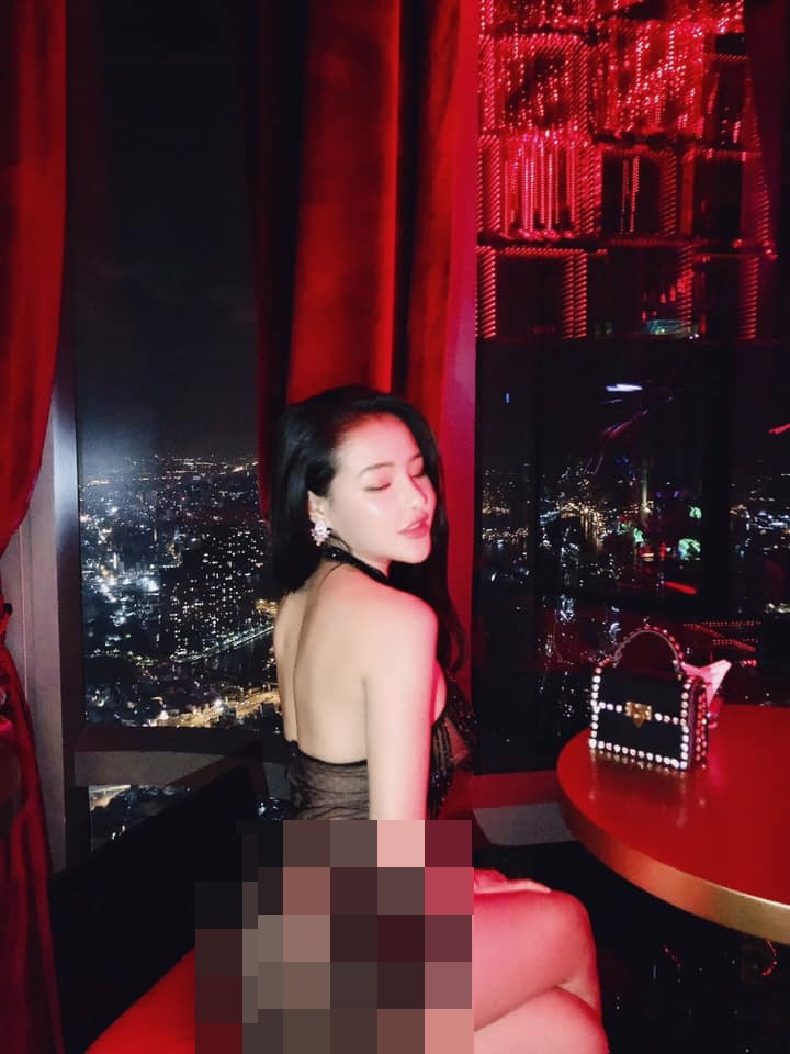 Với lợi thế ngoại hình, Ngân 98 cũng dễ dàng chinh phục những bộ trang phục bó sát giúp cô nàng khoe đường cong gợi cảm.