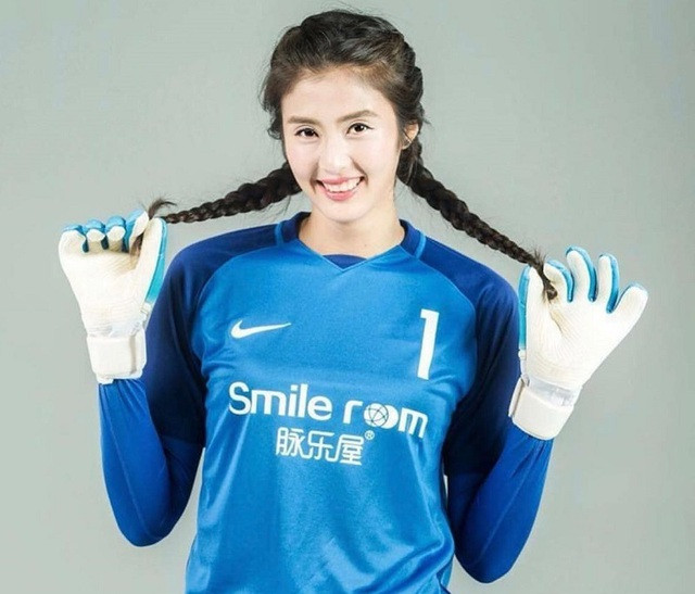 Zhao Lina sinh năm 1991 tại Thượng Hải, Trung Quốc. Cô bén duyên cùng trái bóng trò từ khi còn rất nhỏ, sớm ghi tên mình vào danh sách đội tuyển quốc gia và được rất nhiều người yêu mến, là gương mặt đại diện cho bóng đá nữ tại đất nước tỷ dân.