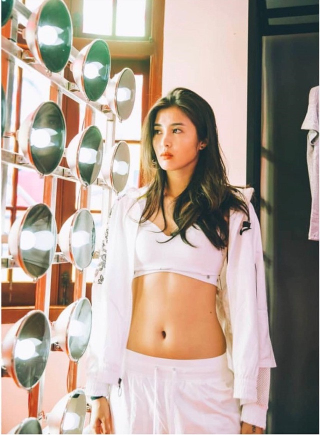 Bên cạnh bóng đá, nữ thủ môn còn có nhiều sở thích khác như như chơi game, đọc truyện tranh, xăm hình và làm vlog. Vì đam mê với âm nhạc nên cô chơi được rất nhiều nhạc cụ như guitar, tambourine và đàn keyboard điện tử và trống. Zhao cho biết rất có thể sau khi giải nghệ cô sẽ lập một ban nhạc rock hoặc làm giáo viên.