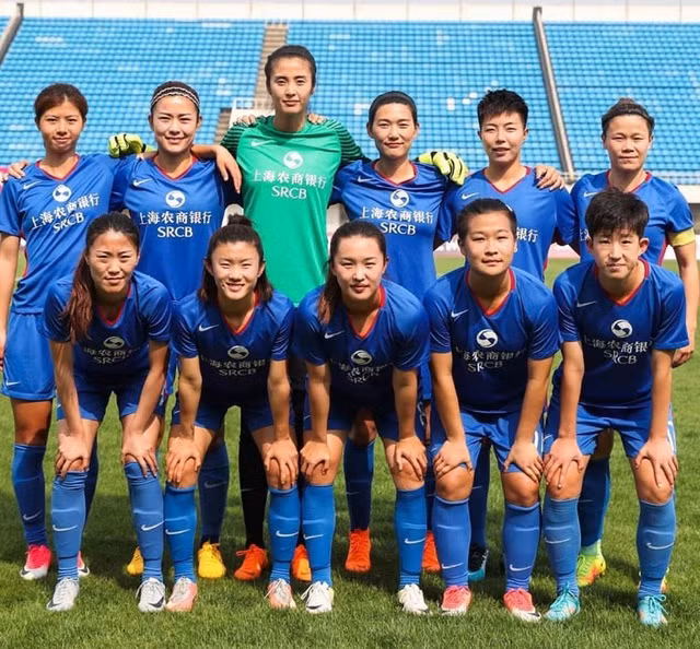 Mới đây, danh sách 10 nữ cầu thủ xinh đẹp nhất Châu Á được hé lộ thu hút sự quan tâm của người hâm mộ. Trong số đó, nữ thủ môn Trung Quốc Zhao Lina gây ấn tượng mạnh bởi chiều cao 1m88 và ngoại hình vô cùng nổi bật.