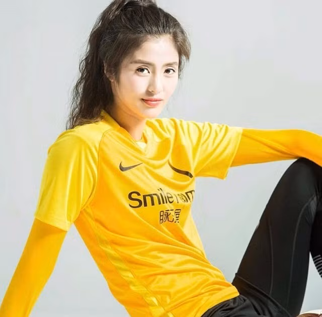 "Hồi tiểu học, tôi đã luôn cao lớn vượt trội. Năm tôi học lớp 1, huấn luyện viên của đội bóng quận đến trường tôi để tuyển người. Sau đó, giáo viên giới thiệu tôi có chiều cao tốt, cho tôi chạy và tham gia đào tạo thử nghiệm. Cuối cùng, tôi nghĩ đá bóng rất vui và quyết định chơi" - Nữ thủ môn chia sẻ về duyên số của cô với trái bóng tròn.