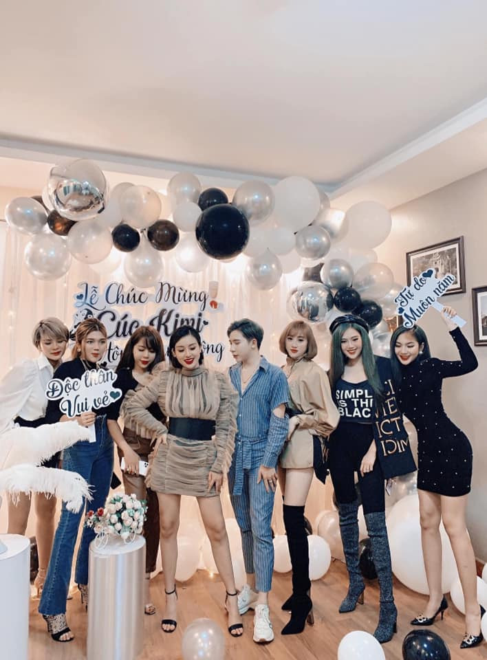 Bên dưới phần bình luận, nhiều bạn bè, người thân và cả người không quen gửi lời chúc mừng tới chủ nhân bữa tiệc đồng thời cho rằng cô nàng mạnh mẽ, can đảm, dám "quẳng gánh lo đi mà sống". Ngược lại, nhiều ý kiến cho rằng việc ly hôn chồng không phải xấu nhưng cũng không hay ho gì mà tổ chức hẳn một bữa tiệc hoành tráng như vậy.