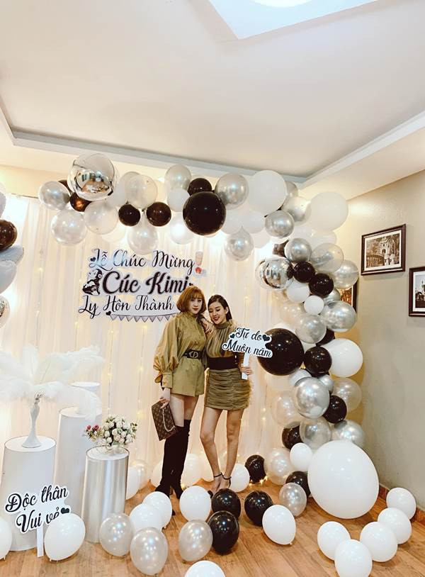 Trái ngược với tâm trạng buồn bã, hụt hẫng thông thường của phụ nữ khi ly hôn thì cả chủ nhân bữa tiệc và khách mời đều vui như tết, lên đồ, make up lồng lộn như đi dự tiệc.