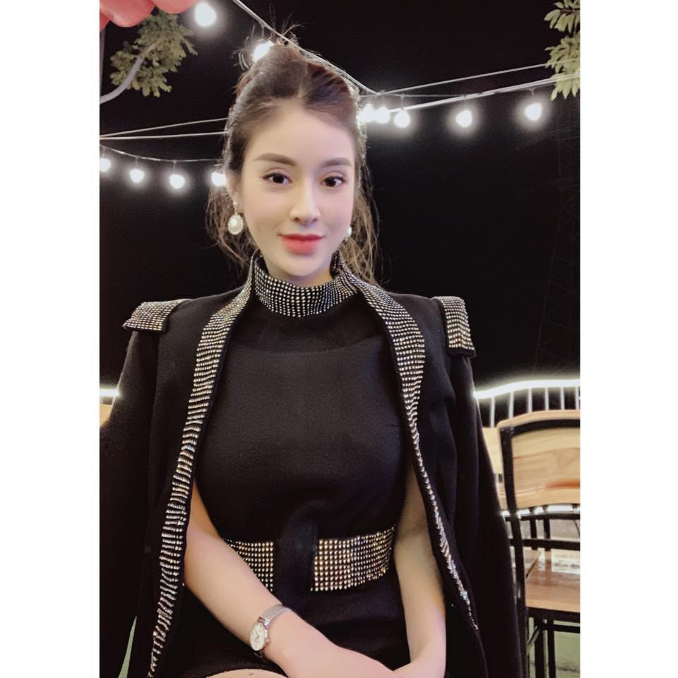 Được biết, chủ nhân bữa tiệc tên Cúc Kimi, đến từ Thái Nguyên. Hiện tại cô nàng đang kinh doanh online trên mạng xã hội.