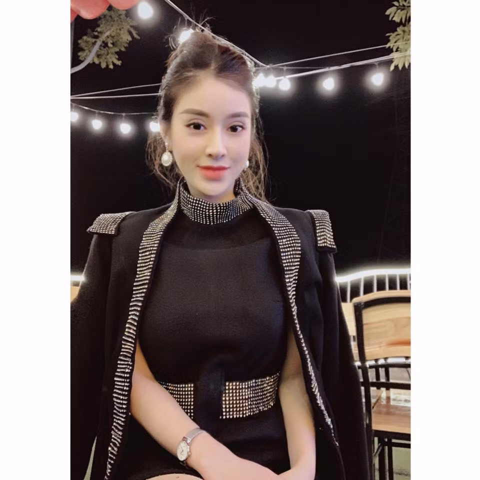 Được biết, chủ nhân bữa tiệc tên Cúc Kimi, đến từ Thái Nguyên. Hiện tại cô nàng đang kinh doanh online trên mạng xã hội.