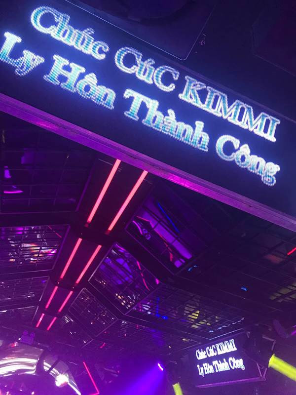 Tổ chức ở nhà hàng chưa đủ, nhóm cô bạn này còn đi tăng 2 mừng ly hôn tưng bừng.