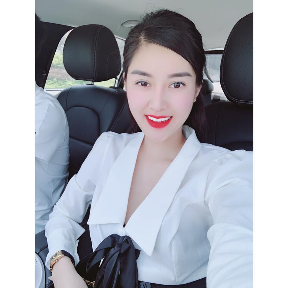 Cúc Kimi sở hữu ngoại hình xinh đẹp với đôi mắt to tròn, khuôn mặt V-Line đúng chuẩn hot girl. Cô nàng còn có gu thời trang sang chảnh.