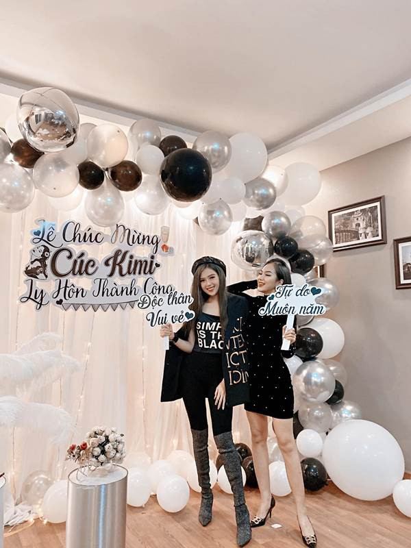 Không gian bữa tiệc mừng ly hôn chồng được trang trí tỉ mỉ y như ngày sinh nhật hay đám cưới với bóng bay, hoa, đèn. Thậm chí dòng chữ "Lễ chúc mừng ly hôn thành công" cũng được in to treo ngay chính giữa sân khấu. Bên cạnh đó nhưng câu "Độc thân vui vẻ", "Tự do muôn năm" cũng được sử dụng cho khách mời chụp ảnh kỷ niệm.