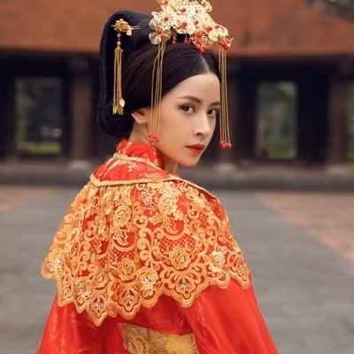 "Anh ơi ở lại" ngay từ khi ra mắt đã tạo nên được tiếng vang lớn bởi MV cổ trang đẹp như mơ, bài hát cũng được đánh giá là vừa với tông giọng của Chi Pu và giai điệu bắt tai. Câu hát "anh ơi anh ở lại" vô cùng da diết được giới trẻ yêu thích, dùng làm câu nói "thả thính" cực đỉnh.