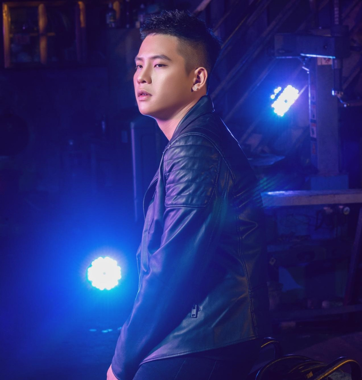 Ngay hit đầu tay, Quân AP đã khiến cộng đồng mạng đảo điên, phát cuồng với "Ai là người thương em". Trong bài có câu "Em thích hoa hồng và mùa đông được anh ôm phía sau lưng" với độ thả thính cực mạnh được nhiều cô nàng sử dụng để đăng tải hình ảnh lên mạng xã hội.