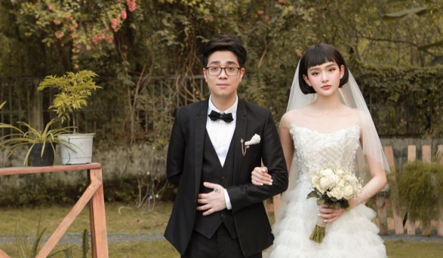 Liêm sỉ gì tầm này nữa, sắp tết đến nơi rồi nên nghe Hiền Hồ và Bùi Anh Tuấn mà viết trạng thái thả thính "Chần chừ gì, chồng ơi em đây" để kịp tết có người yêu về ra mắt.